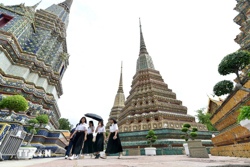 Du khách tham quan chùa Wat Pho ở Bangkok, Thái Lan. (Ảnh: THX/TTXVN)