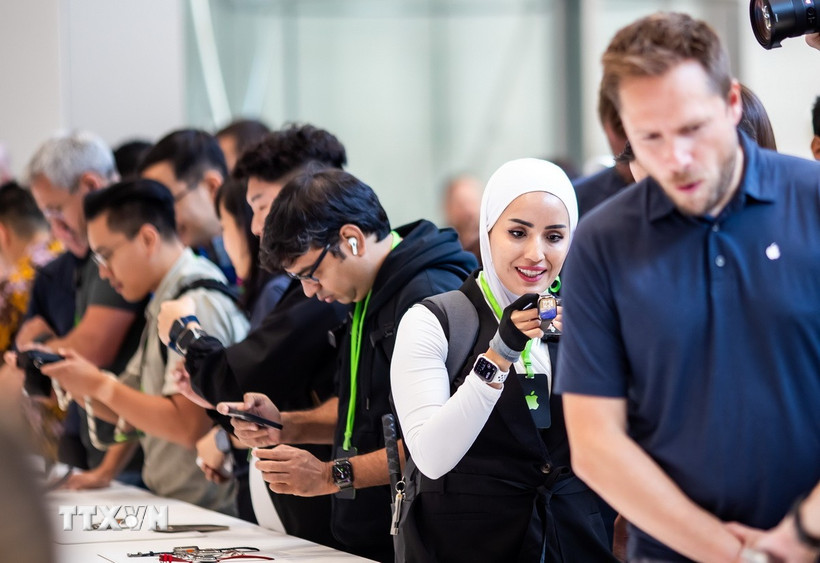 Khách hàng trải nghiệm các sản phẩm của Apple tại Cupertino, California, Mỹ. (Ảnh: THX/TTXVN)