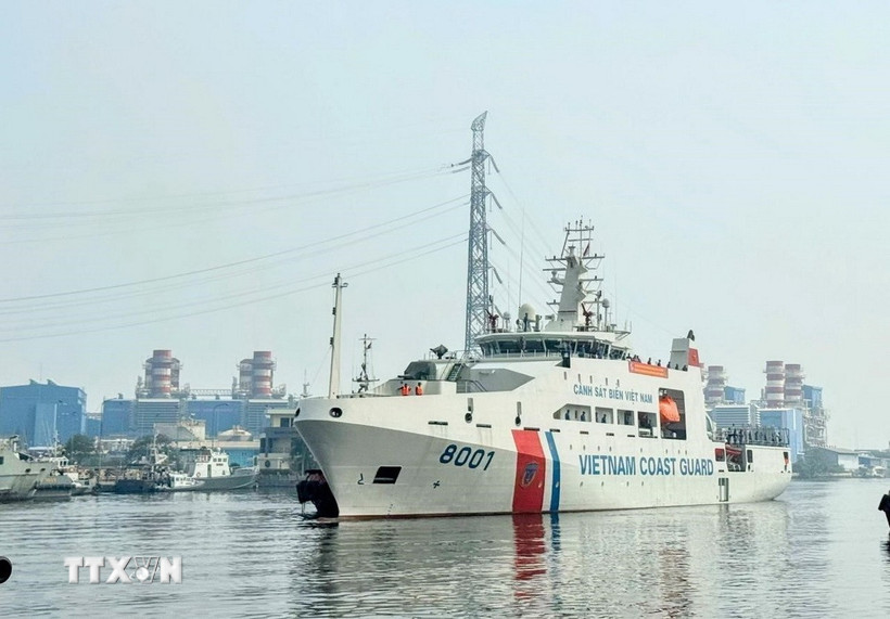 Tàu Cảnh sát biển Việt Nam CBS 8001 tiến vào cảng Tanjung Priok, Indonesia. (Ảnh: Văn Phong/TTXVN)