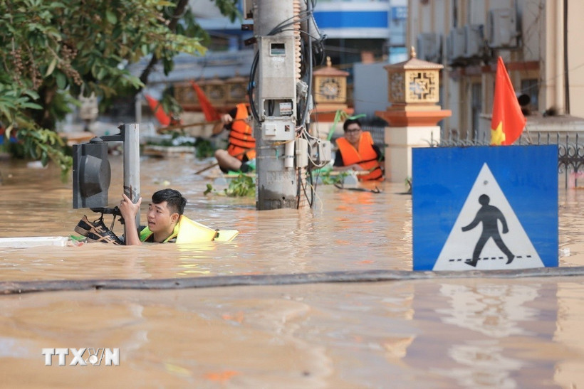 Phường Phan Đình Phùng, tỉnh Thái Nguyên nước ngập sâu trong nước lũ. (Ảnh: Minh Quyết/TTXVN)