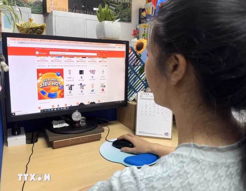 Mua sắm online là thói quen của nhiều nhân viên văn phòng. (Ảnh: Hương Giang/TTXVN)