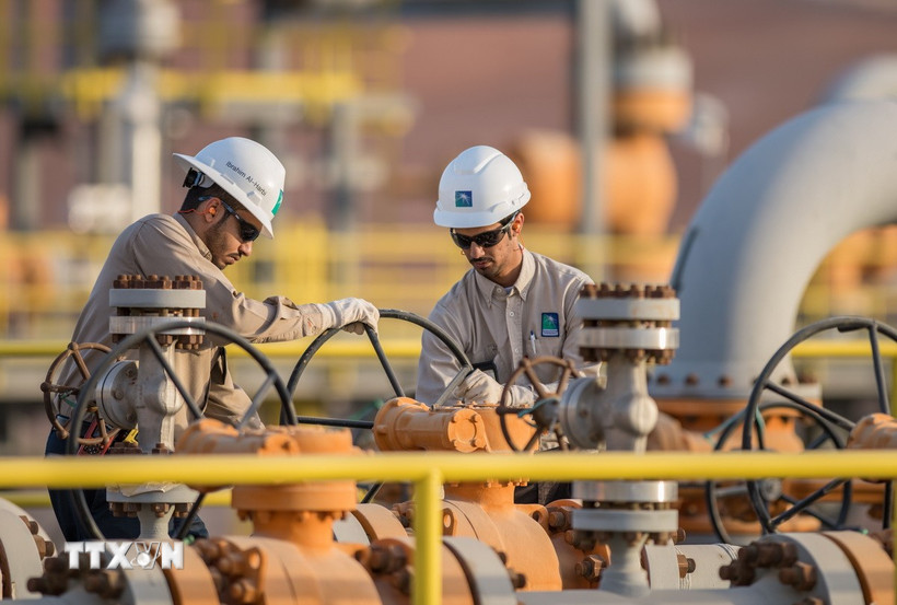Nhân viên làm việc tại nhà máy của Tập đoàn năng lượng quốc gia Aramco, Saudi Arabia. (Ảnh: AFP/TTXVN)