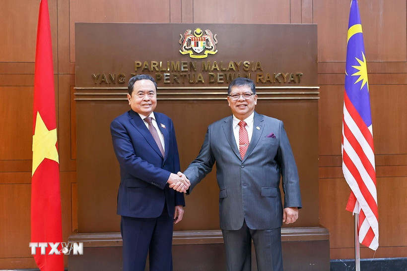 Chủ tịch Hạ viện Malaysia Tan Sri Dato' Johari bin Abdul đón Chủ tịch Quốc hội Trần Thanh Mẫn. (Ảnh: Doãn Tấn/TTXVN)