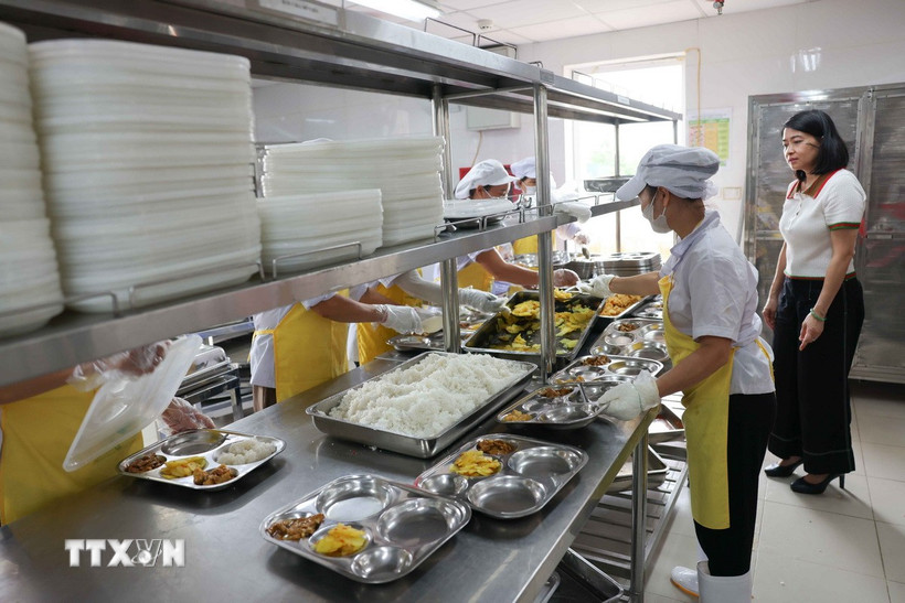 Chuẩn bị bữa ăn bán trú cho học sinh tại Trường tiểu học Thăng Long. (Ảnh: Thanh Tùng/TTXVN)