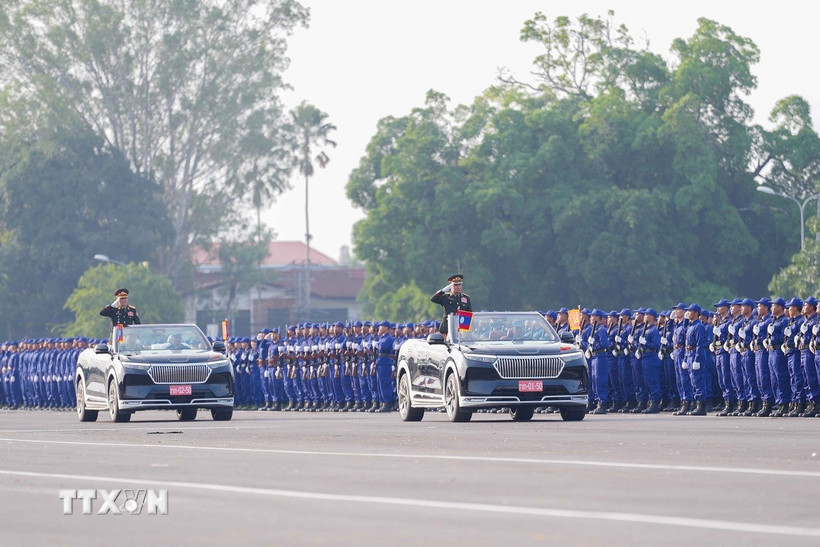 Lào sẵn sàng cho buổi diễu binh diễu hành chào mừng 50 năm Quốc khánh. (Ảnh: Đỗ Bá Thành/TTXVN)
