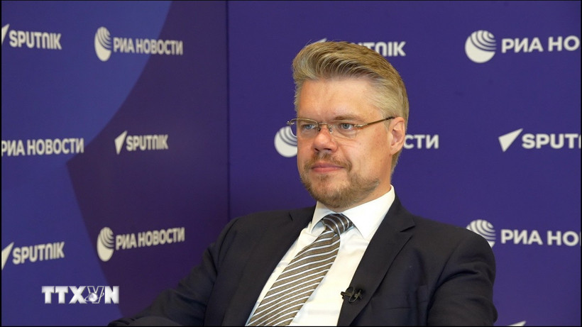 Ông Vasily Pushkov, Giám đốc hợp tác quốc tế, Tập đoàn truyền thông Rossiya Segodnya, cơ quan chủ quản của Sputnik, trả lời phỏng vấn của phóng viên TTXVN. (Ảnh: Trần Hải/TTXVN)