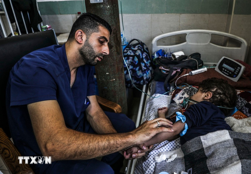 Điều trị cho một em nhỏ Palestine bị ốm tại bệnh viện nhi đồng Al-Rantisi ở thành phố Gaza. (Ảnh: THX/TTXVN)