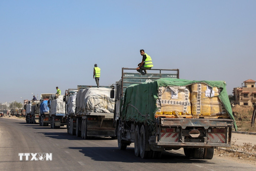 Cảnh báo tình trạng bạo lực nhằm vào lực lượng cứu trợ nhân đạo ở Gaza và Sudan Đoàn xe chở hàng viện trợ nhân đạo tại Deir al-Balah, miền Trung Dải Gaza. (Ảnh: THX/TTXVN)