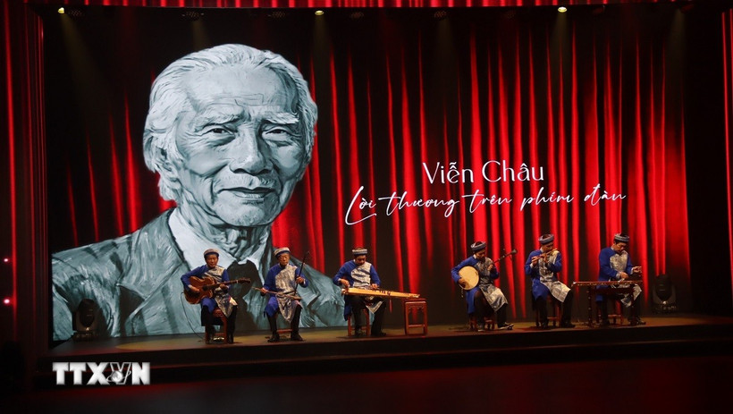 Viễn Châu - Hành trình và Di sản nghệ thuật cải lương Việt Nam Buổi diễn tái hiện những tác phẩm vọng cổ kinh điển và trích đoạn cải lương nổi tiếng gắn liền với tên tuổi soạn giả Viễn Châu. (Ảnh: Huỳnh Sơn/TTXVN)