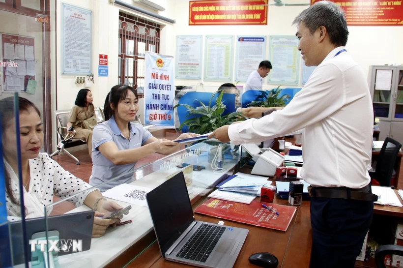 Bộ phận một cửa Ủy ban Nhân dân phường Thọ Xương, thành phố Bắc Giang. (Ảnh: Đồng Thúy/TTXVN)