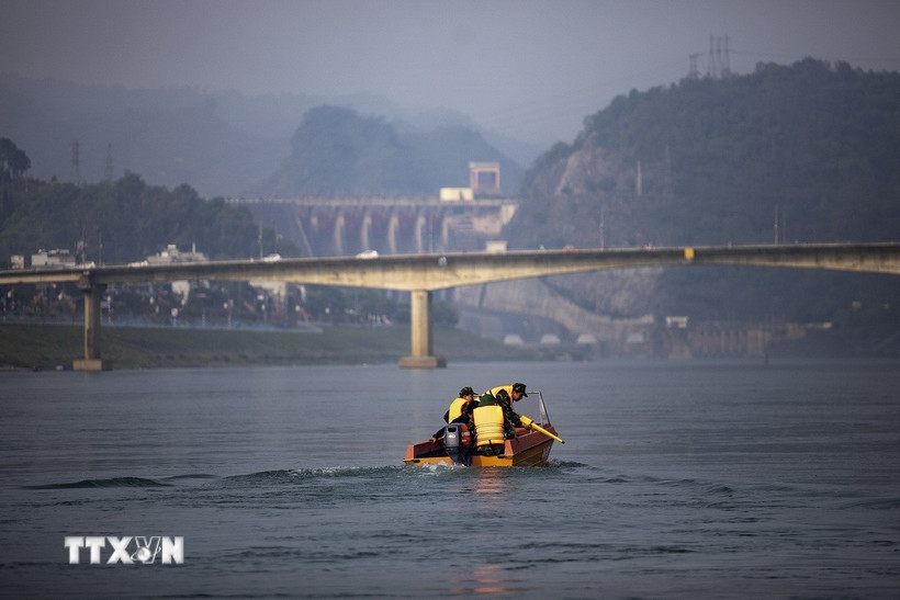 Lực lượng chức năng Bộ chỉ huy Quân sự tỉnh Hòa Bình sử dụng thiết bị chuyên dụng rà phá bom mìn, vật liệu nổ, làm sạch hạ lưu Nhà máy thủy điện Hòa Bình. (Ảnh: Trọng Đạt/TTXVN)