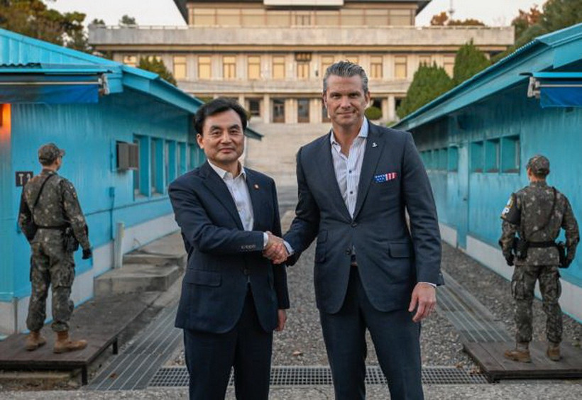 Bộ trưởng Quốc phòng Hàn Quốc Ahn Gyu Back và Bộ trưởng Bộ Chiến tranh Mỹ Pete Hegseth thăm Khu vực An ninh Chung (JSA) bên trong Khu Phi quân sự ngăn cách hai miền Triều Tiên. (Nguồn: Bộ Quốc phòng Hàn Quốc)