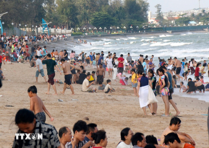 Bãi biển Đồi Dương, thành phố Phan Thiết (Bình Thuận) đông nghịt du khách tắm biển. (Ảnh: Nguyễn Thanh/TTXVN)