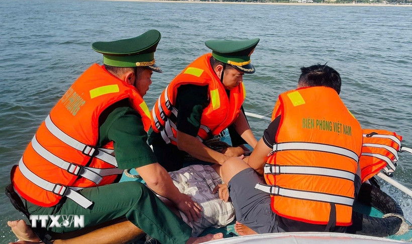 Sơ cứu và đưa ngư dân gặp nạn vào bờ. Ảnh minh họa. (Ảnh: TTXVN phát)