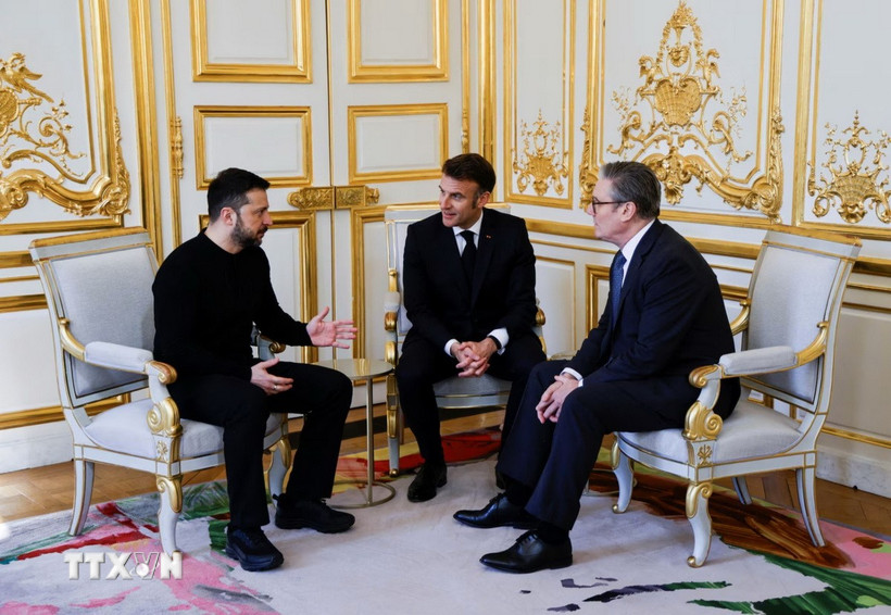 (Từ trái sang) Tổng thống Ukraine Volodymyr Zelenskiy, Tổng thống Pháp Emmanuel Macron và Thủ tướng Anh Keir Starmer trong cuộc gặp bên lề hội nghị thượng đỉnh “Liên minh tự nguyện" ở Paris (Pháp) ngày 27/3. (Ảnh: REUTERS/TTXVN)