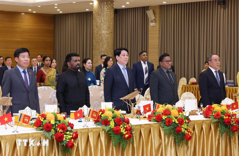 Chủ tịch nước Lương Cường và Tổng thống Sri Lanka Anura Kumara Dissanayaka cùng các đại biểu dự tiệc chiêu đãi. (Ảnh: Lâm Khánh/TTXVN)