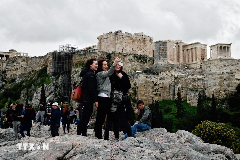 Khách du lịch tại Athens, Hy Lạp. (Ảnh: AFP/TTXVN)
