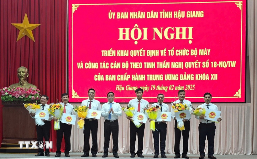 Trao quyết định thành lập Sở Xây dựng tỉnh Hậu Giang trên cơ sở hợp nhất Sở Xây dựng và Sở Giao thông Vận tải. (Ảnh: TTXVN phát)