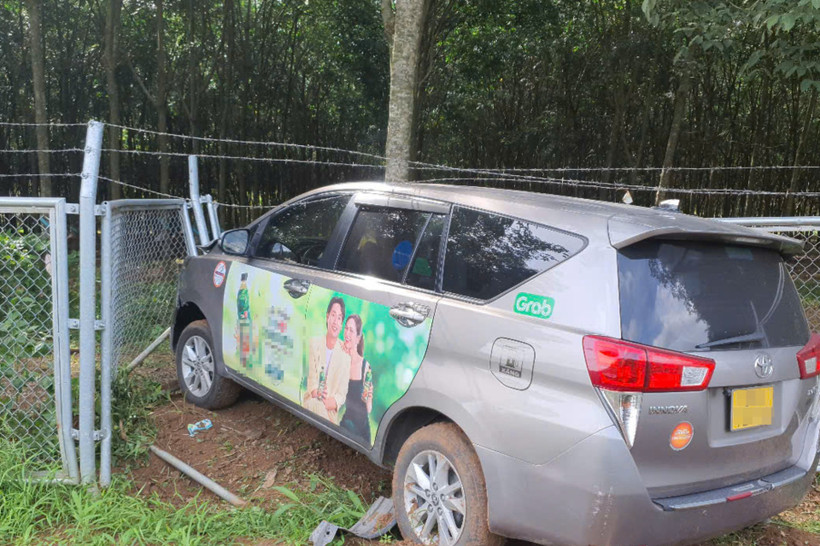 Ôtô 7 chỗ mất lái lao ra khỏi cao tốc Phan Thiết - Dầu Giây.