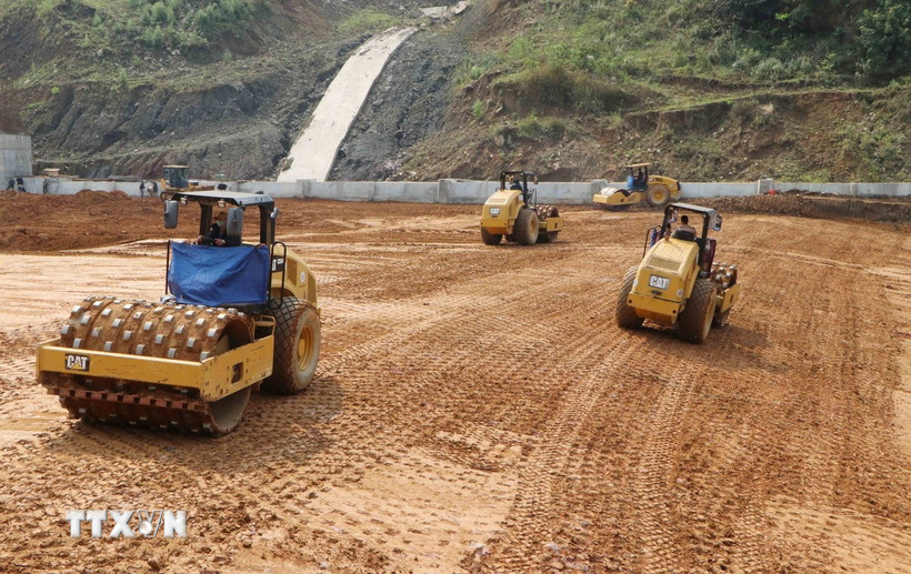 Thi công công đoạn đầm nền. (Ảnh: Nguyễn Oanh/TTXVN)