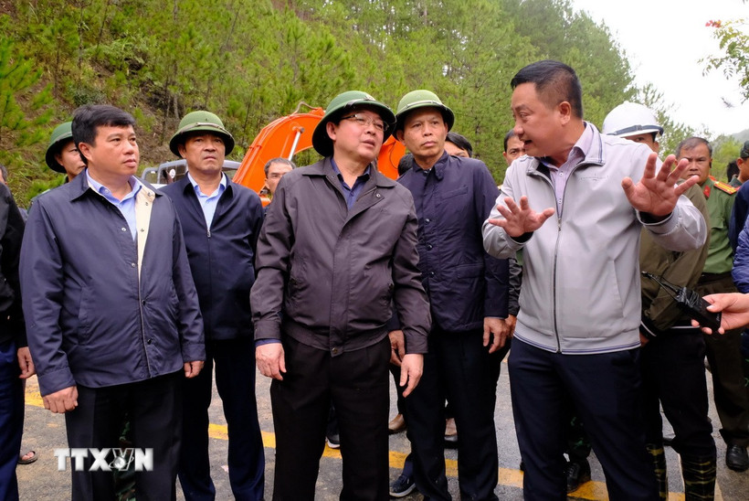 Phó Thủ tướng Hồ Quốc Dũng cùng đoàn công tác kiểm tra thực tế tại hiện trường sạt lở tuyến đèo Mimosa (một trong những cửa ngõ của Đà Lạt, Lâm Đồng). (Ảnh: Nguyễn Dũng/TTXVN)