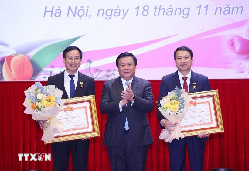 Giáo sư Nguyễn Xuân Thắng trao tặng danh hiệu Chiến sỹ thi đua toàn quốc cho hai cá nhân. (Ảnh:Văn Điệp/TTXVN)