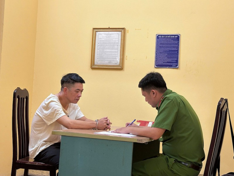 Bị can Nguyễn Xuân Phiến, Phó Bí thư Đảng uỷ, Chủ tịch UBND xã Tự Nhiên tại cơ quan Công an. (Ảnh: Công an cung cấp)