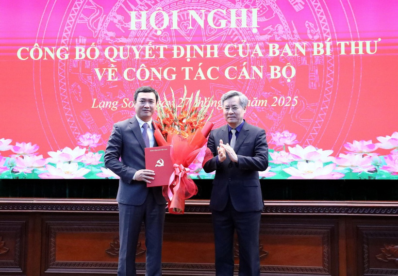 Trao quyết định cho ông Nguyễn Cảnh Toàn giữ chức Phó Bí thư Tỉnh ủy Lạng Sơn, nhiệm kỳ 2020-2025. (Ảnh: Văn Đạt/TTXVN)