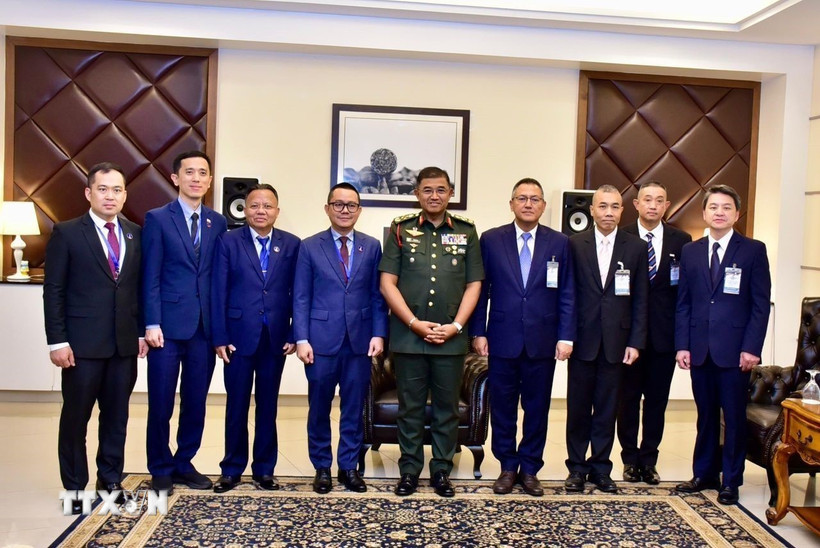 Tổng Tham mưu trưởng Lực lượng vũ trang Malaysia, Đại tướng Mohd Nizam bin Hj Jaffar (giữa) cùng Trưởng đoàn Thái Lan Trung tướng Nuttapong Praokaew (bên cạnh phải) và Trưởng đoàn Campuchia Thiếu tướng Sin Sokha (bên cạnh trái) cùng các thành viên của hai đoàn. (Ảnh: TTXVN phát)