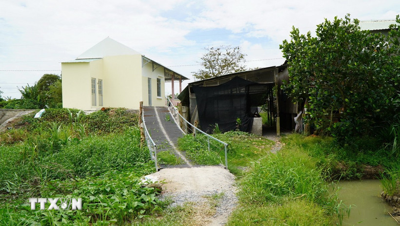 Cây cầu đã được xây dựng để người dân lưu thông, vận chuyển vật tư nông nghiệp. (Ảnh: Nhựt An/TTXVN)