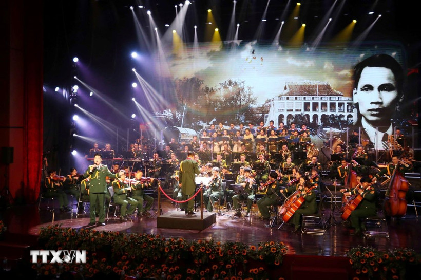 Phần khai từ với tác phẩm Overture “Đất nước bên bờ sóng - Dấu chân phía trước” mở đầu Chương trình. (Ảnh: Xuân Khu/TTXVN)