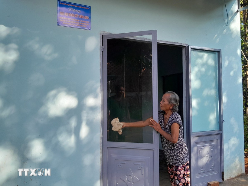 Hộ gia đình ông bà Lê Thế Sang thôn Thác Dài, xã Phú Văn, huyện Bù Gia Mập nhận nhà mới trong chương trình xóa nhà tạm, nhà dột nát. (Ảnh: K GỬIH/TTXVN)