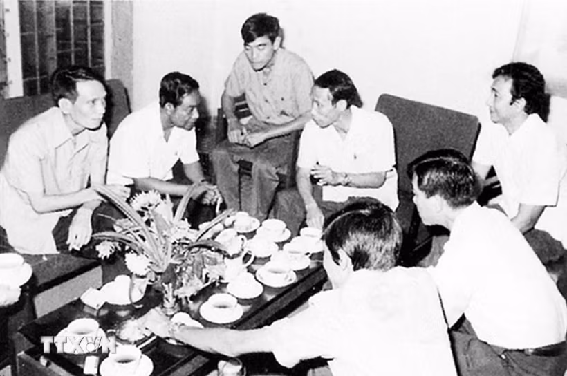 Từ trái qua: Trưởng đoàn chuyên gia Đỗ Phượng (thứ nhất), Tổng giám đốc SPK Chay Sa Phon (thứ hai), Phó trưởng đoàn Trần Hữu Năng (thứ tư) trao đổi hướng phát triển SPK. (Ảnh: TTXVN)