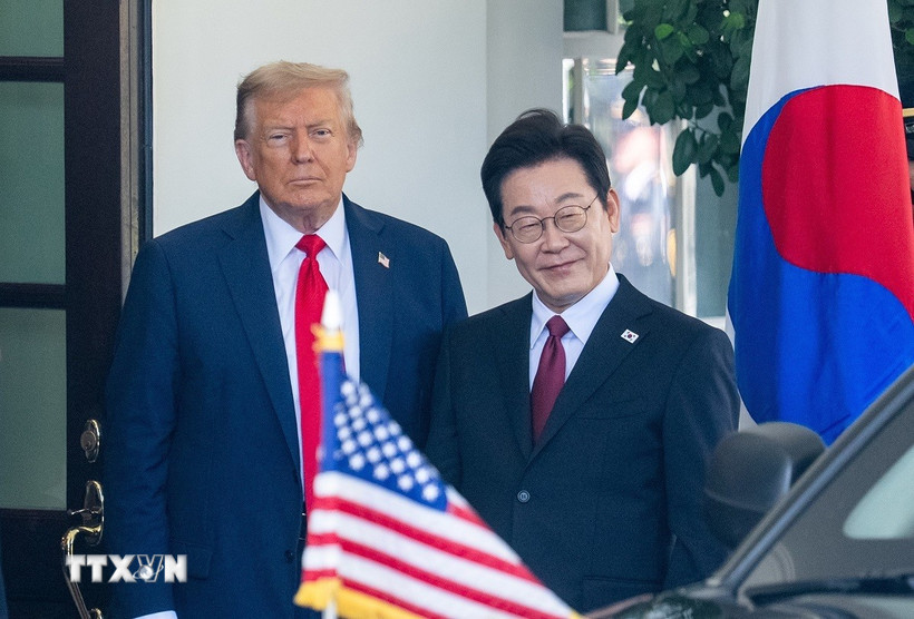 Tổng thống Mỹ Donald Trump (trái) và Tổng thống Hàn Quốc Lee Jae Myung tại cuộc gặp ở Nhà Trắng, Washington DC., Mỹ, ngày 25/8. (Ảnh: THX/TTXVN)