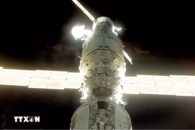 Trạm vũ trụ quốc tế ISS được nhìn từ Tàu vũ trụ Atlantis của Mỹ ngày 16/9/2000. (Ảnh: AFP/TTXVN)