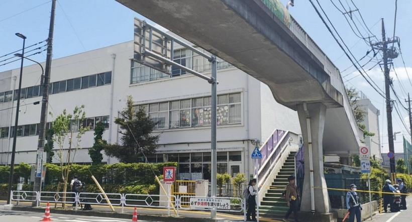 Cảnh sát phong tỏa bên ngoài trường tiểu học. (Nguồn: The Japan times)