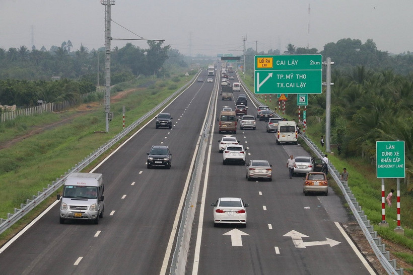 Phương tiện lưu thông trên cao tốc Trung Lương-Mỹ Thuận, đoạn qua xã Tân Phú, thị xã Cai Lậy. (Ảnh: Minh Trí/TTXVN)