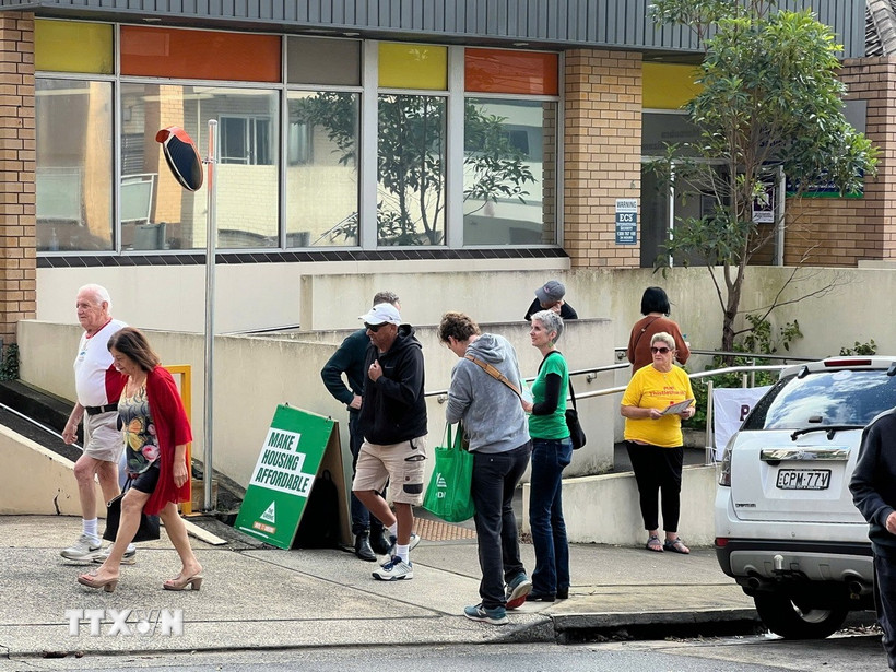 Các cử tri Australia đi bỏ phiếu tại khu vực bầu cử Kingsford Smith. (Ảnh: Thanh Tú/TTXVN)