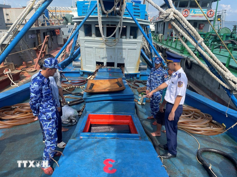 Kiểm tra hàng hóa trên tàu LA-99096-TS. (Ảnh: TTXVN phát)