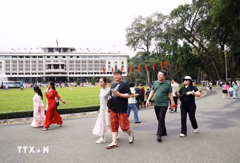 Khách quốc tế tham quan Dinh Độc Lập dịp Tết Ất Tỵ 2025. (Ảnh: Hồng Đạt/TTXVN)