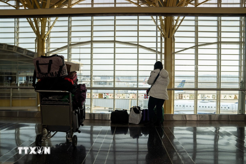 Hành khách tại sân bay quốc gia Ronald Reagan Washington ở Arlington, Virginia, Mỹ. (Ảnh: THX/TTXVN)