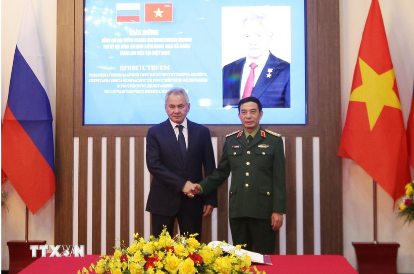 Đại tướng Phan Văn Giang chào đón Đại tướng Sergei Shoigu tới thăm và làm việc với Bộ Quốc phòng Việt Nam. (Ảnh: Hồng Pha/TTXVN phát)
