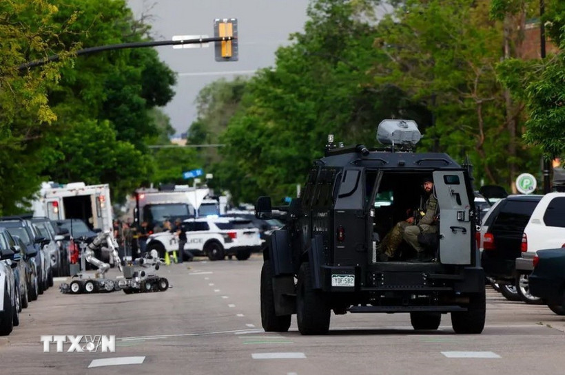 Cảnh sát điều tra tại hiện trường vụ tấn công ở Boulder, Colorado, Mỹ. (Ảnh: New York Times/TTXVN)
