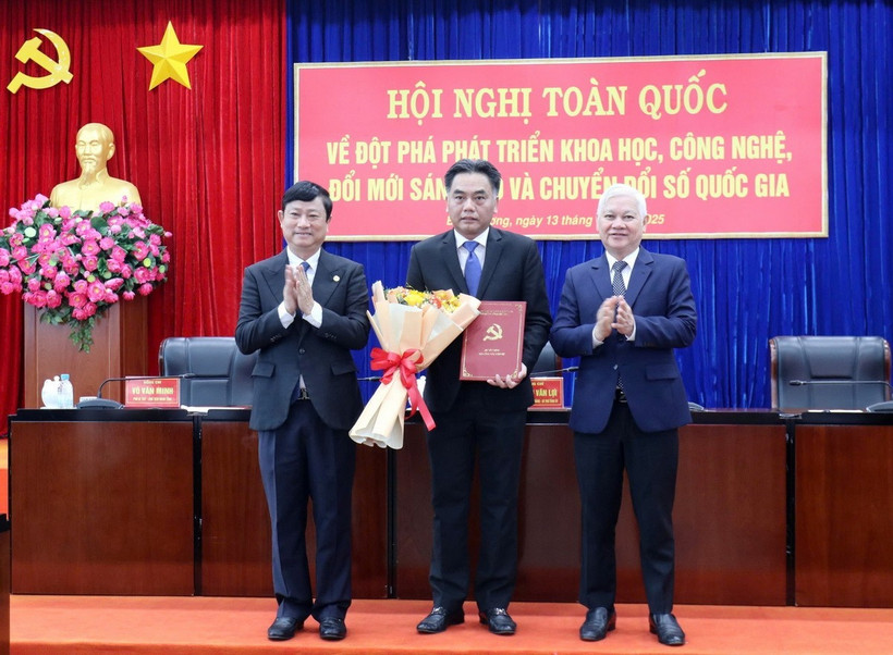 Lãnh đạo Tỉnh ủy Bình Dương trao quyết định chuẩn y ông Nguyễn Lộc Hà giữ chức Phó Bí thư Tỉnh ủy nhiệm kỳ 2023-2025. (Ảnh: TTXVN phát)