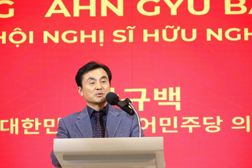 Nghị sỹ Ahn Gyu Bach, Chủ tịch hội nghị sỹ hữu nghị Hàn Việt, phát biểu chúc mừng Tết người Việt Xuân Quê hương 2025. (Ảnh: Đức Thắng/TTXVN)