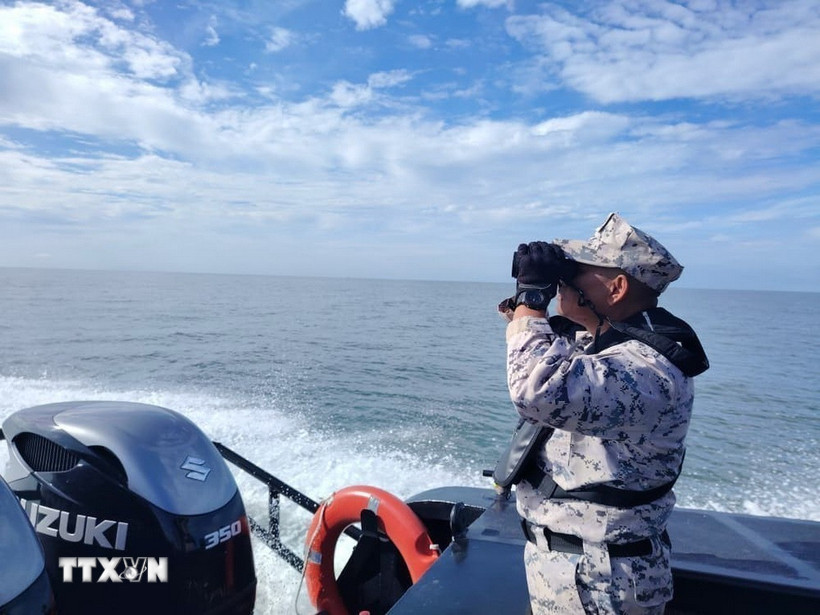 Lực lượng cứu hộ tìm kiếm nạn nhân trong vụ lật thuyền ở bang Kedah, Malaysia. (Ảnh: THX/TTXVN)