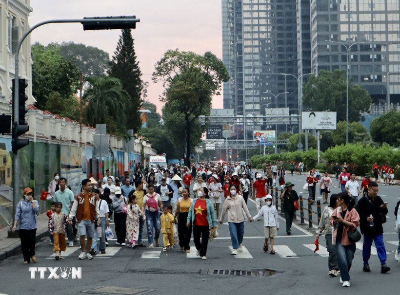 Người dân đổ về giao lộ Nguyễn Hữu Cảnh-Tôn Đức Thắng từ sớm để xem Tổng duyệt cấp Nhà nước lễ kỷ niệm, diễu binh, diễu hành kỷ niệm 50 năm Giải phóng miền Nam, thống nhất đất nước. (Ảnh: Xuân Anh/TTXVN)