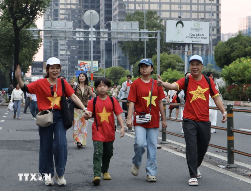 Cả gia đình háo hức đi xem Tổng duyệt cấp Nhà nước lễ kỷ niệm, diễu binh, diễu hành kỷ niệm 50 năm Giải phóng miền Nam, thống nhất đất nước. (Ảnh: Xuân Anh/TTXVN)