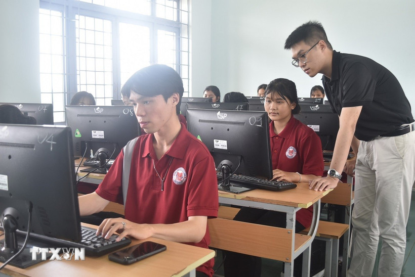 Học viên Trung tâm Giáo dục nghề nghiệp-Giáo dục thường xuyên huyện Krông Pắk. (Ảnh: Nguyên Dung/TTXVN)