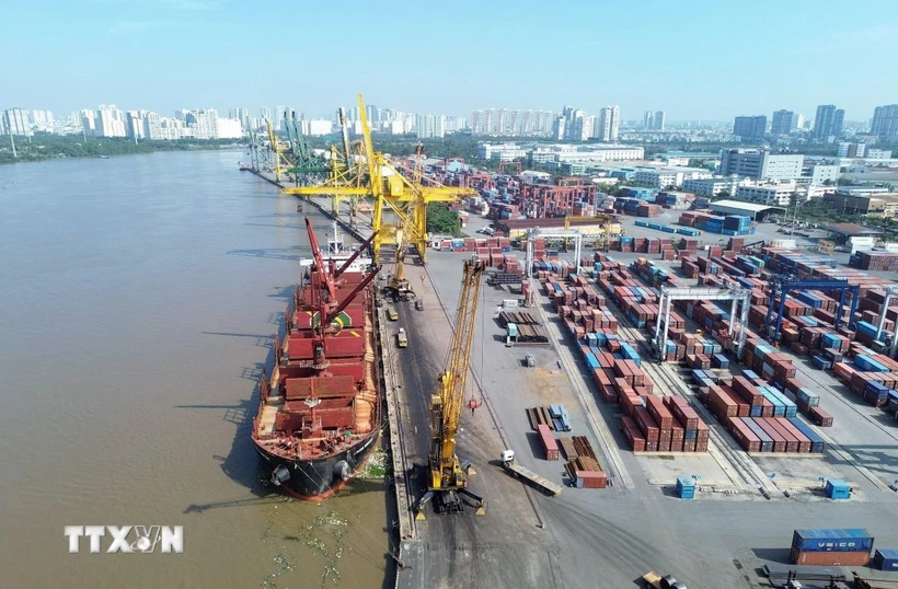 Hoạt động bốc dỡ container tại Cảng Tân Thuận - Công ty Cổ phần Cảng Sài Gòn. (Ảnh: Quốc Khánh/TTXVN)